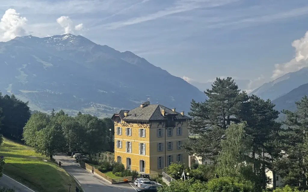 Het dal onder Bormio in de vroege ochtend, de weg langs de oude baden