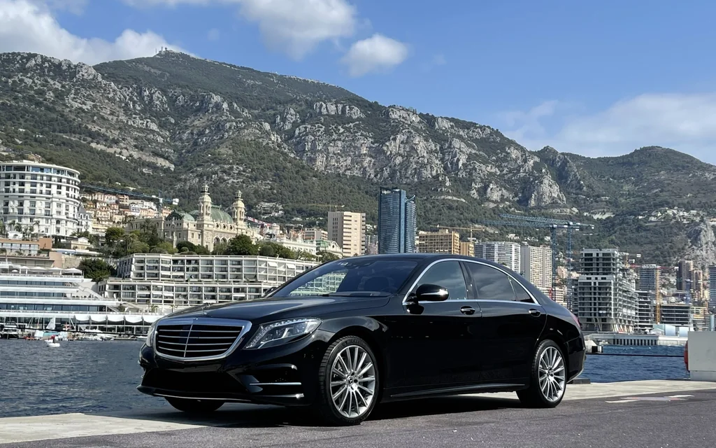 Een Mercedes-Benz S-Klasse op de kade in Monaco, Monte Carlo erachter